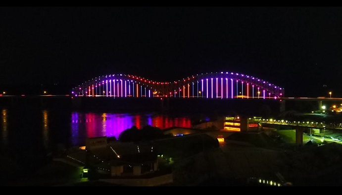 drone lights show in memphis hernando de soto bridge